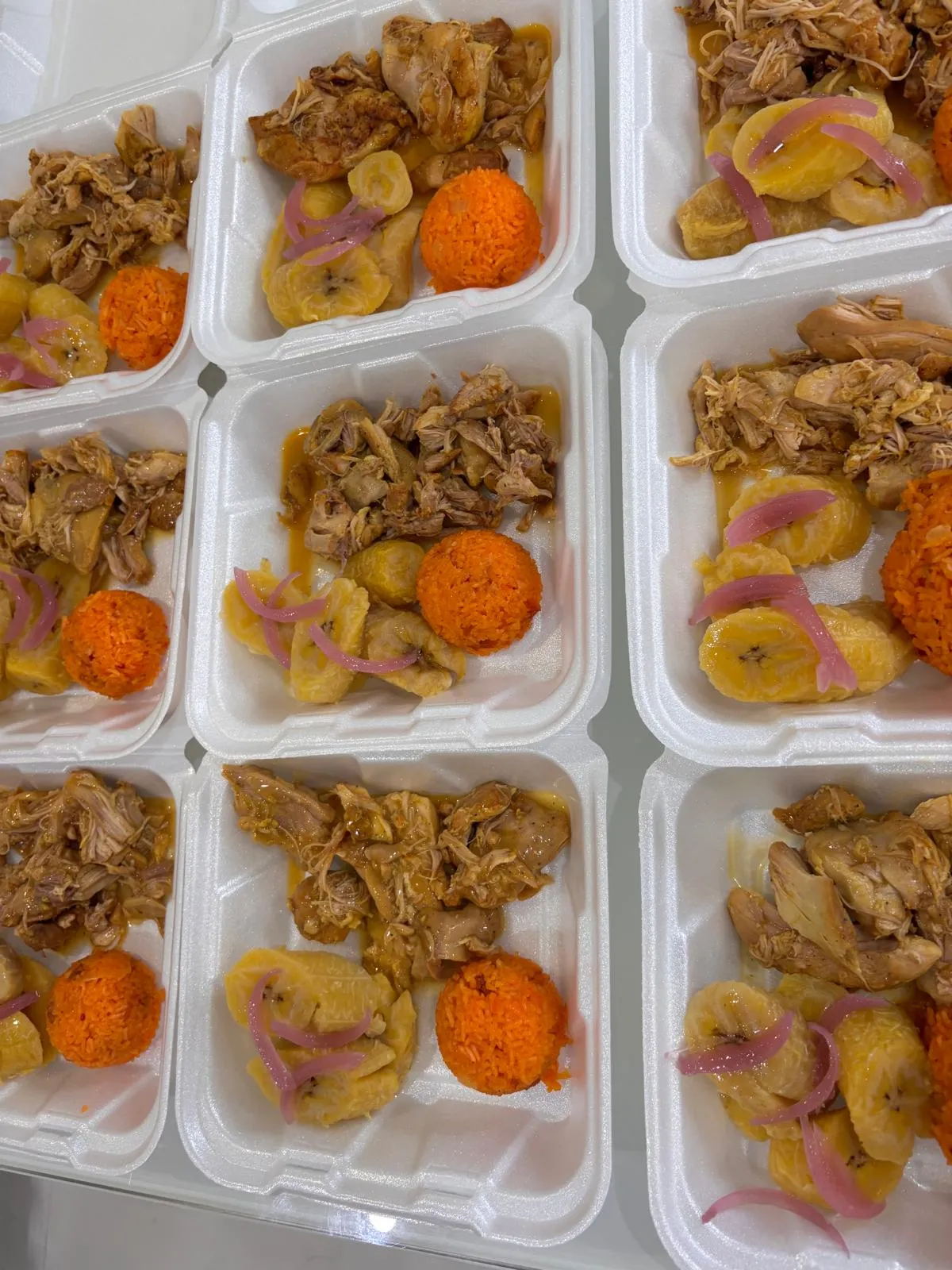 Bandejas de pollo con plátano y arroz amarillo
