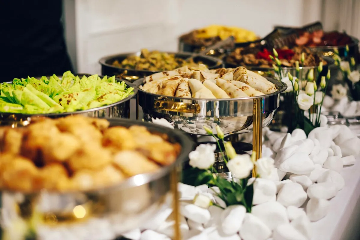 Mesa de buffet con bandejas de catering
